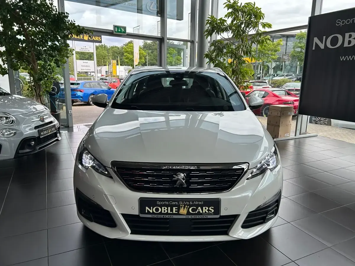 Gebraucht Peugeot 308 SW Allure 131 PS (96 kW) 2019 Weiss/metallic (metallic) Kombi