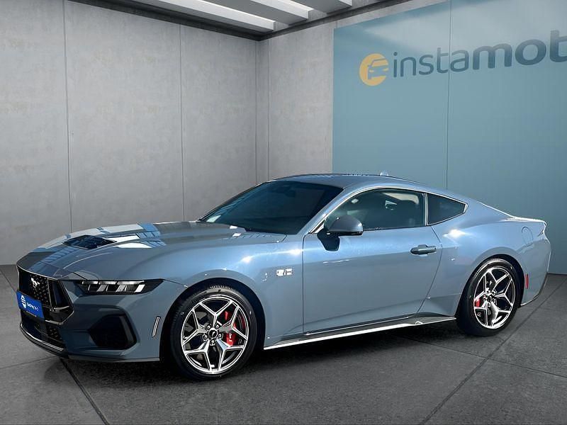 Blau Neu 2025 Ford Mustang GT Fastback Coupé | 62.299 € (Etwas zu teuer) - Bild 1/4