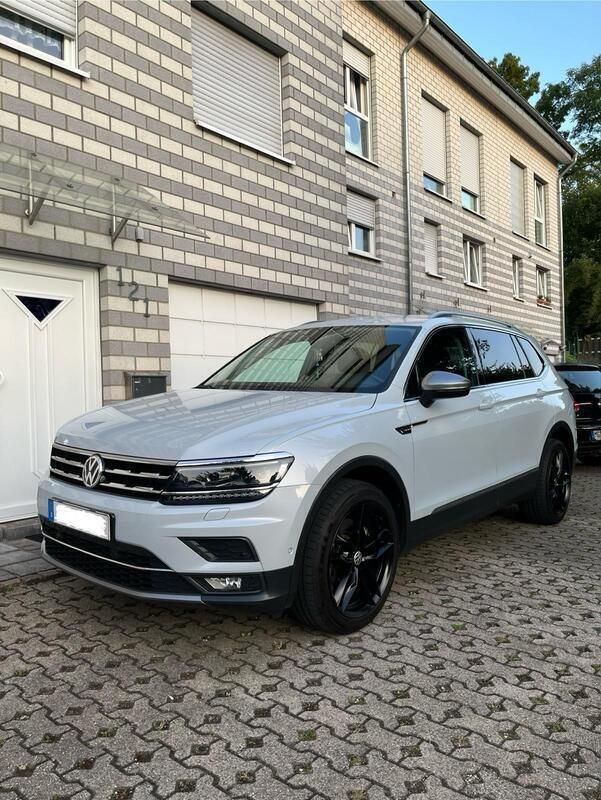 Weiß Gebraucht 2018 VW Tiguan Allspace Highline SUV | 27.999 € (Teuer) - Bild 1/4