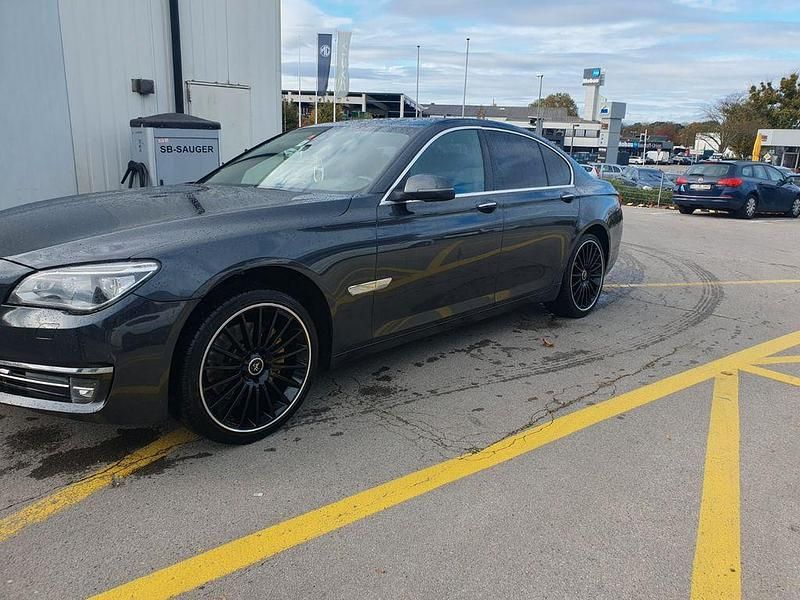 Schwarz Gebraucht 2013 BMW 740 Limousine | 15.800 € (Fairer Preis) - Bild 1/4