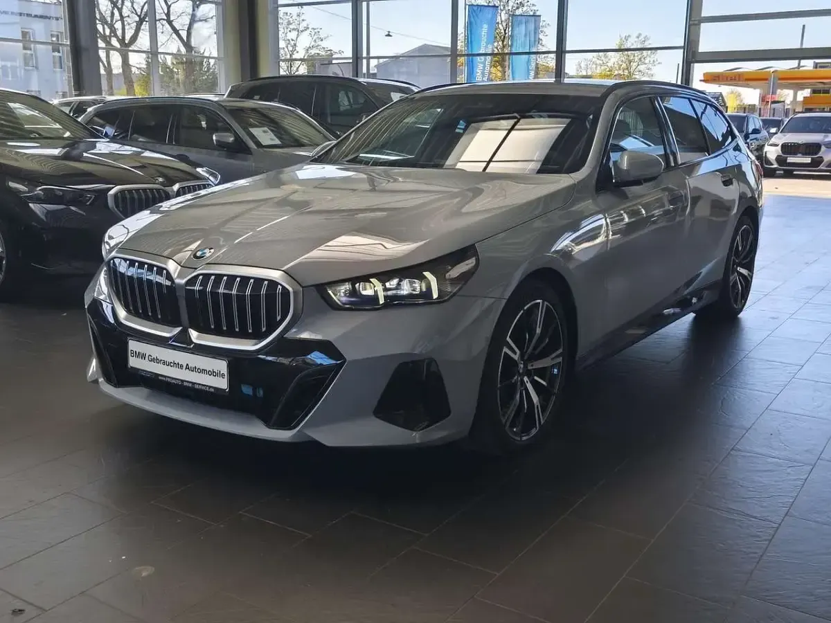 Gebraucht BMW 520 M Sport 197 PS (144 kW) 2025 Grau Limousine