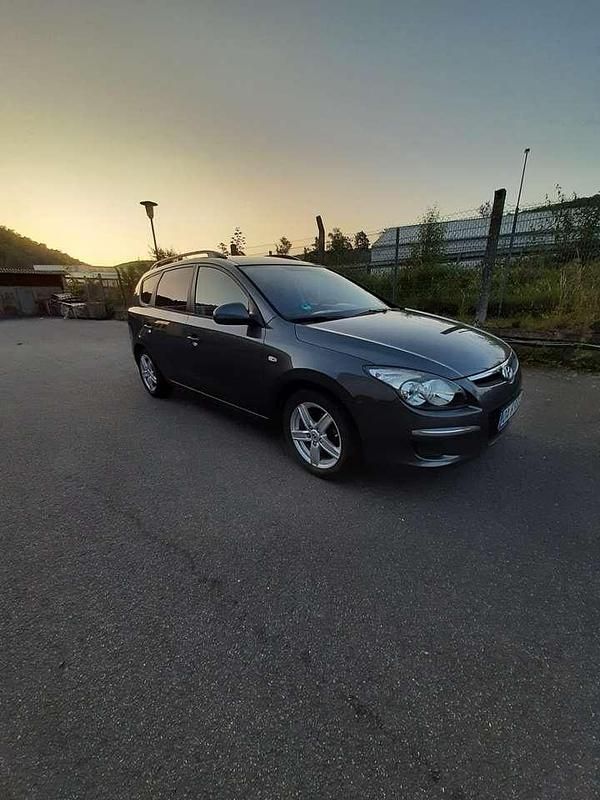 Grau Gebraucht 2009 Hyundai i30 Edition+ Kombi | 3.999 € (Fairer Preis) - Bild 1/4