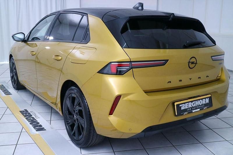 Gebraucht Opel Astra 150 PS (110 kW) 2023 Kult gelb met. (metallic) Limousine