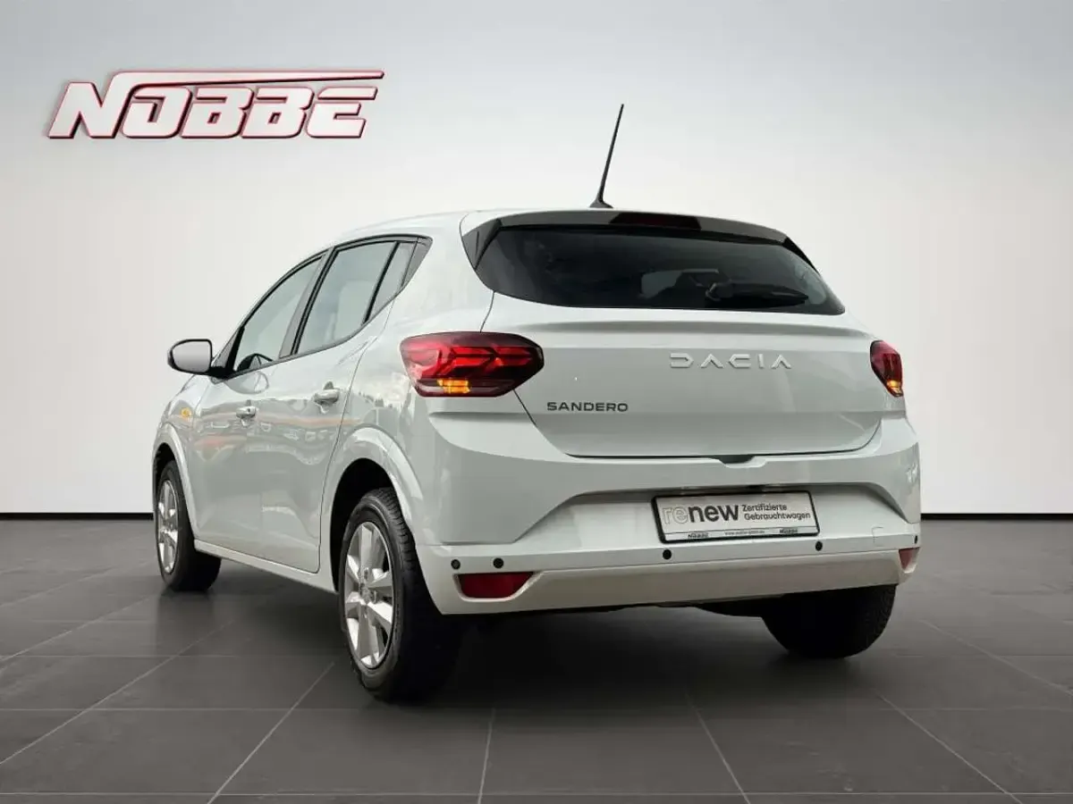 Używany Dacia Sandero Expression 91 KM (66 kW) 2023 Biały Hatchback