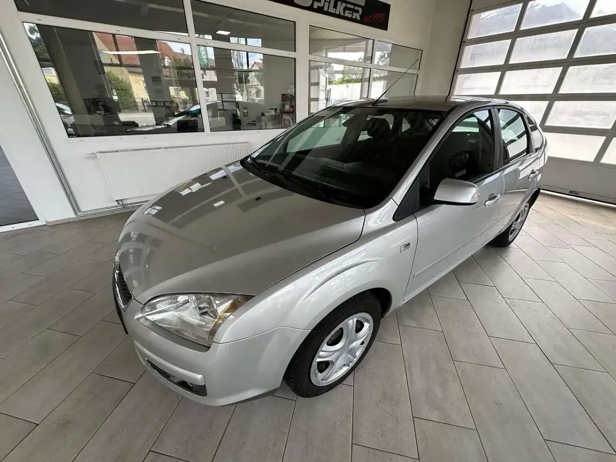 Gebraucht Ford Focus Ghia 125 PS (91 kW) 2007 Silber Limousine