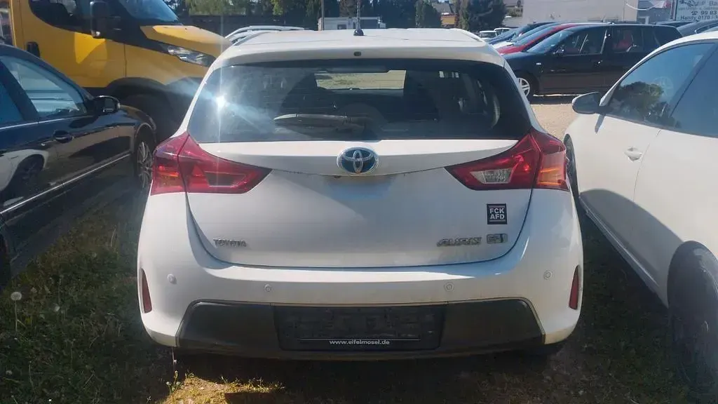 Gebraucht Toyota Auris Hybrid Edition 99 PS (72 kW) 2013 Weiß Limousine