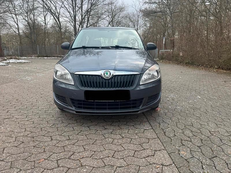 Grau Gebraucht 2010 Skoda Fabia Limousine | 1.950 € (Guter Preis) - Bild 1/4
