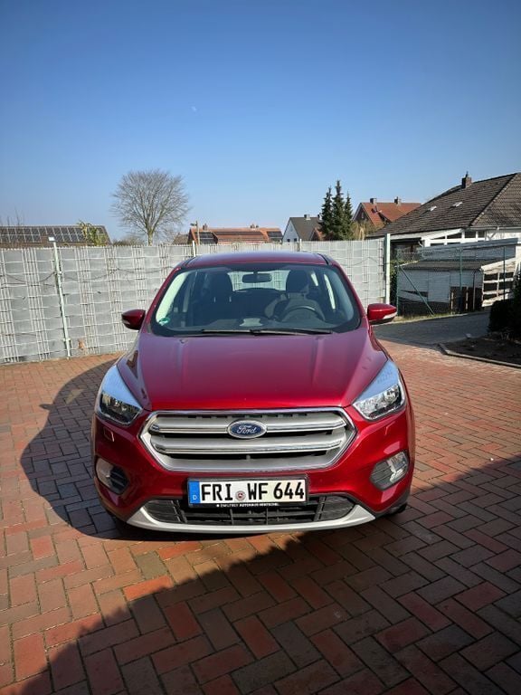 Rot Gebraucht 2019 Ford Kuga Trend SUV | 13.800 € (Superpreis) - Bild 1/4