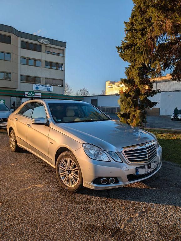 Silber Gebraucht 2010 Mercedes E200 Elegance Limousine | 8.400 € (Guter Preis) - Bild 1/4