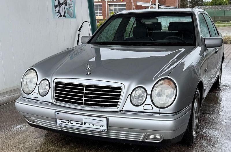 Grau Gebraucht 1996 Mercedes 230 Limousine | 6.000 € - Bild 1/4