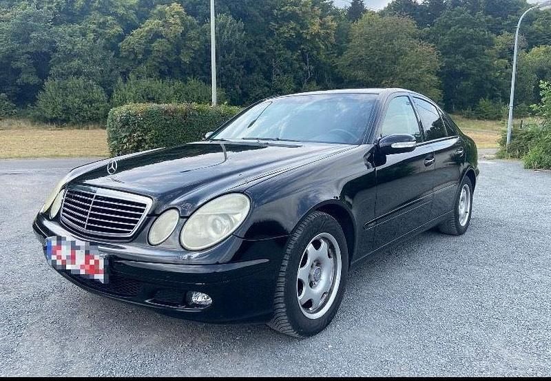 Schwarz Gebraucht 2004 Mercedes E220 Limousine | 1.900 € (Superpreis) - Bild 1/4
