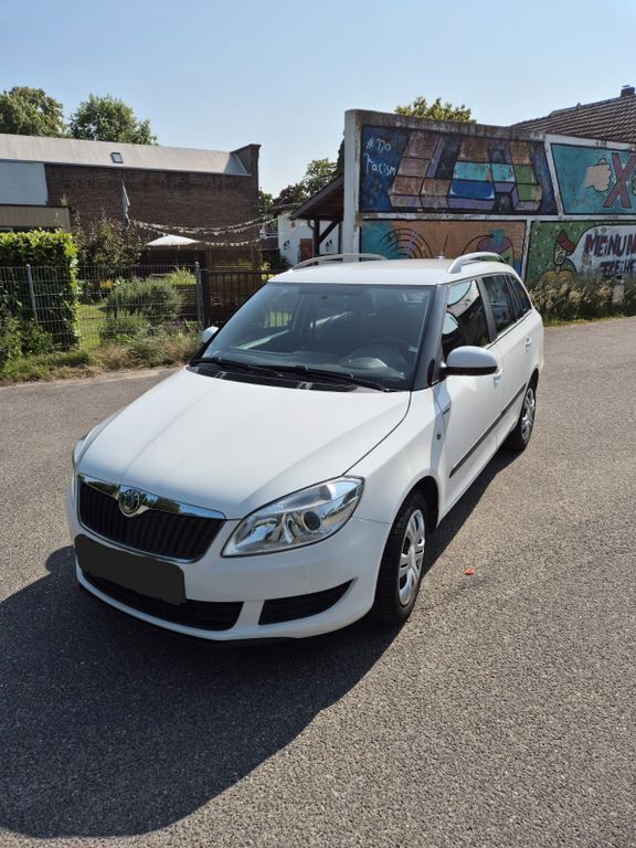 Weiß Gebraucht 2012 Skoda Fabia Ambition Kombi | 4.800 € (Fairer Preis) - Bild 1/4