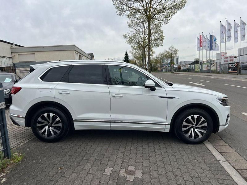 Gebraucht VW Touareg Elegance 231 PS (169 kW) 2023 Pure white SUV