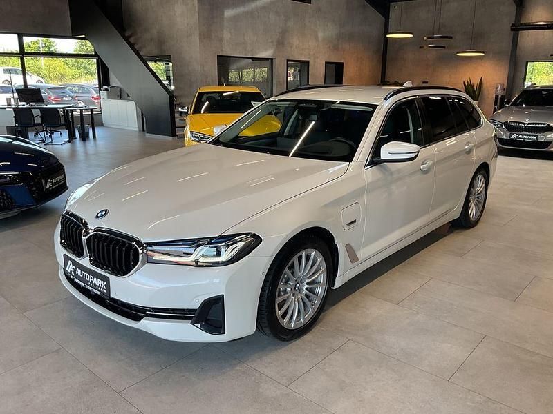 Weiß Gebraucht 2022 BMW 530e Kombi | 31.980 € (Guter Preis) - Bild 1/4
