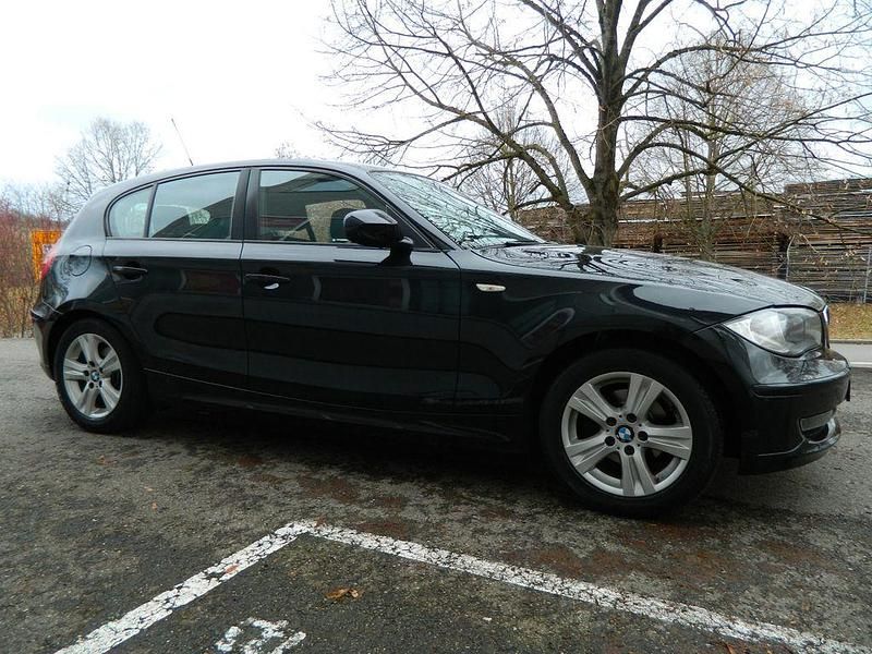 Gebraucht BMW 116 122 PS (89 kW) 2011 Schwarz Kleinwagen