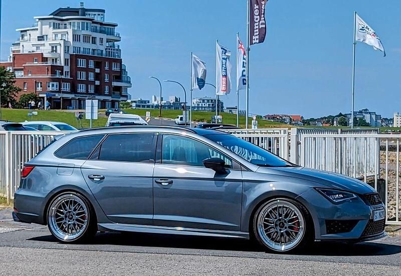 Grau Gebraucht 2016 Cupra Leon Limousine | 22.000 € (Etwas zu teuer) - Bild 1/4