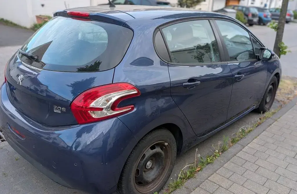 Gebraucht Peugeot 208 Active 92 PS (67 kW) 2014 Blau Kleinwagen