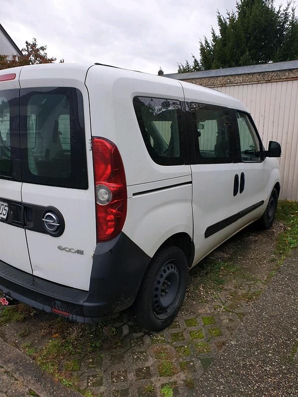 Weiß Gebraucht 2012 Opel Combo Kombi | 3.900 € (Fairer Preis) - Bild 1/4
