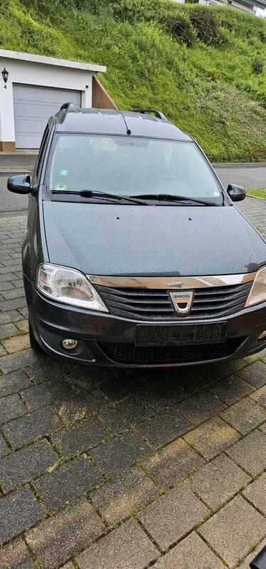 Grau Gebraucht 2011 Dacia Logan MCV Kombi | 3.499 € - Bild 1/4