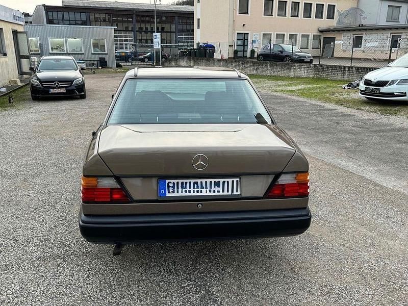 Gebraucht Mercedes 230 132 PS (97 kW) 1986 Braun Limousine