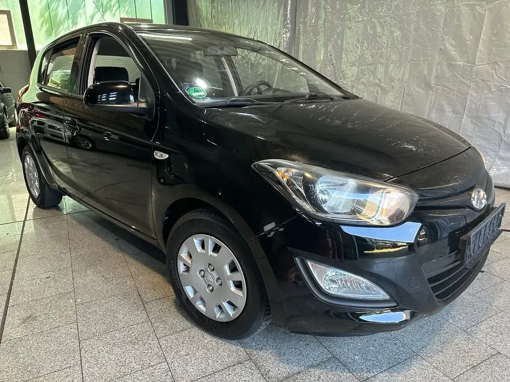 Gebraucht Hyundai i20 Edition 86 PS (63 kW) 2013 Schwarz Kleinwagen