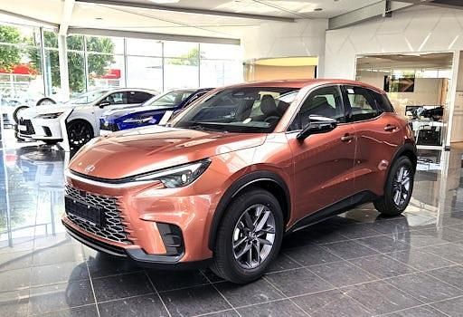 Neu Lexus LBX 136 PS (100 kW) 2025 Rot SUV