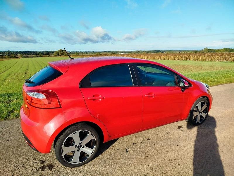 Rot Gebraucht 2013 Kia Rio Edition 7 Kleinwagen | 3.850 € (Superpreis) - Bild 1/4