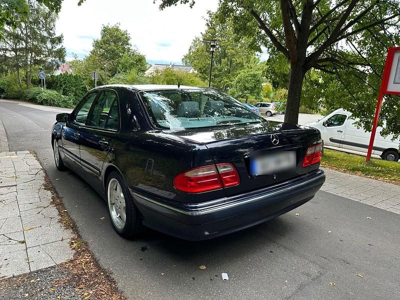 Second-hand Mercedes E200 163 CP (119 kW) 2001 Albastru Berlinǎ