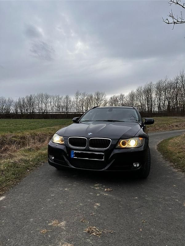 Gebraucht BMW 320 184 PS (135 kW) 2010 Schwarz Kombi