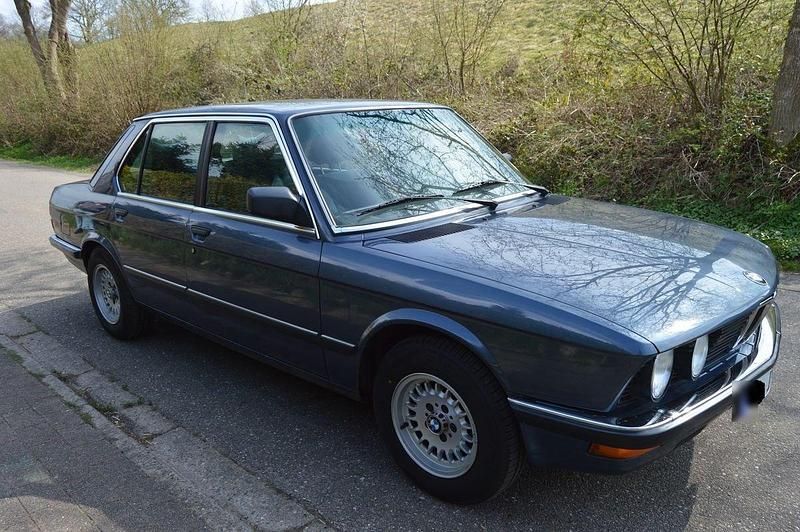 Gebraucht BMW 525 129 PS (94 kW) 1986 Blau Limousine