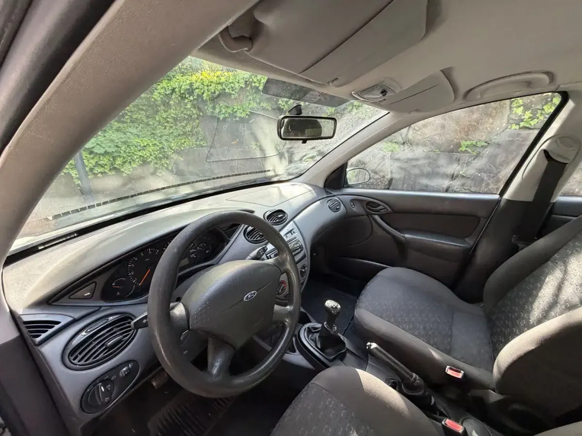 Gebraucht Ford Focus Finesse 101 PS (74 kW) 2002 Grau Limousine