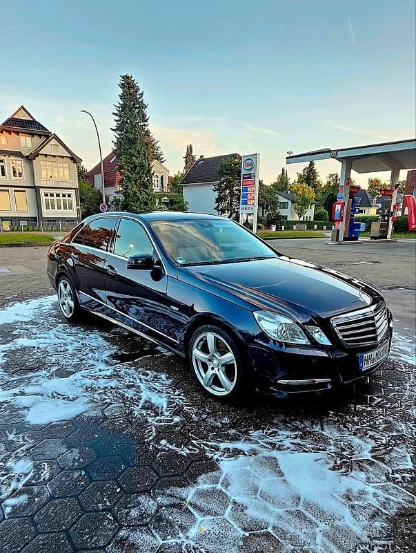 Blau Gebraucht 2011 Mercedes E250 Limousine | 8.000 € (Superpreis) - Bild 1/4