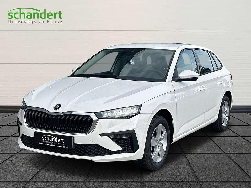 Candyweiß (weiß) Gebraucht 2024 Skoda Scala Essence Kleinwagen | 19.950 € (Fairer Preis) - Bild 1/4