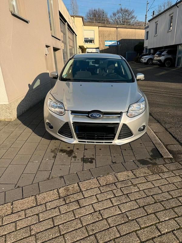 Silber Gebraucht 2012 Ford Focus Limousine | 1.790 € (Superpreis) - Bild 1/4