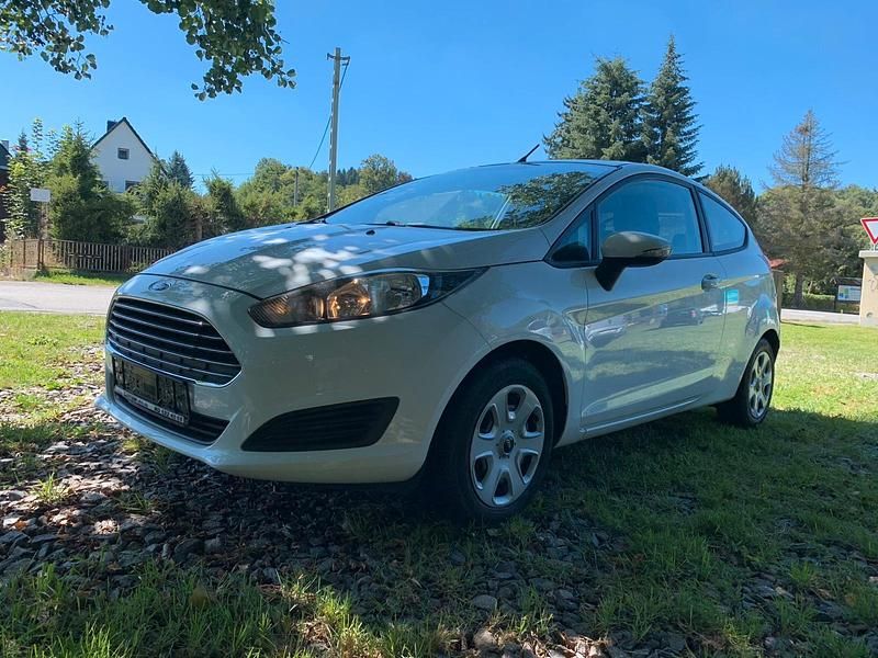 Weiß Gebraucht 2015 Ford Fiesta Kleinwagen | 4.300 € (Guter Preis) - Bild 1/4