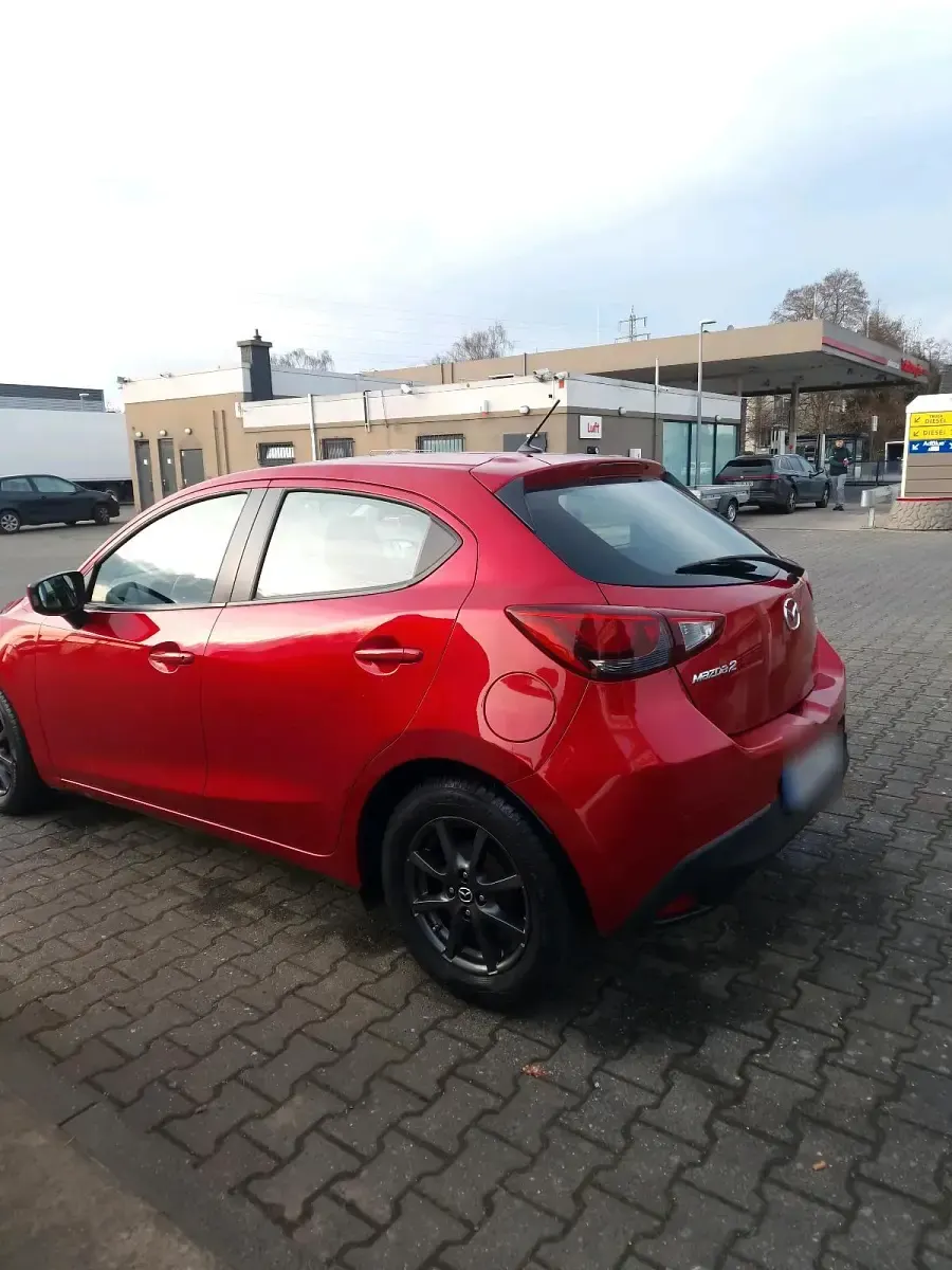 Gebraucht Mazda 2 75 PS (55 kW) 2016 Rot Kleinwagen