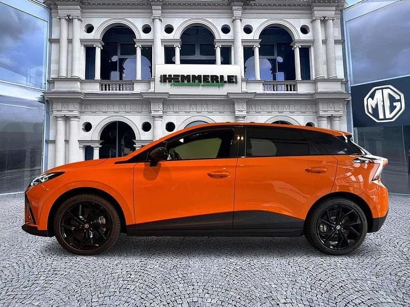 Gebraucht MG MG4 EV Trophy 180 kW (245 PS) 2024 Orange & black roof Kleinwagen