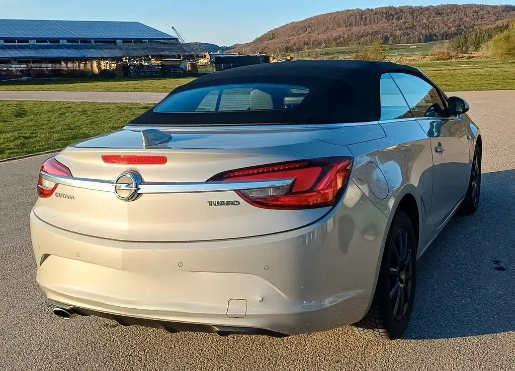 Usado Opel Cascada Active 170 HP (125 kW) 2016 Prateado Cabrios