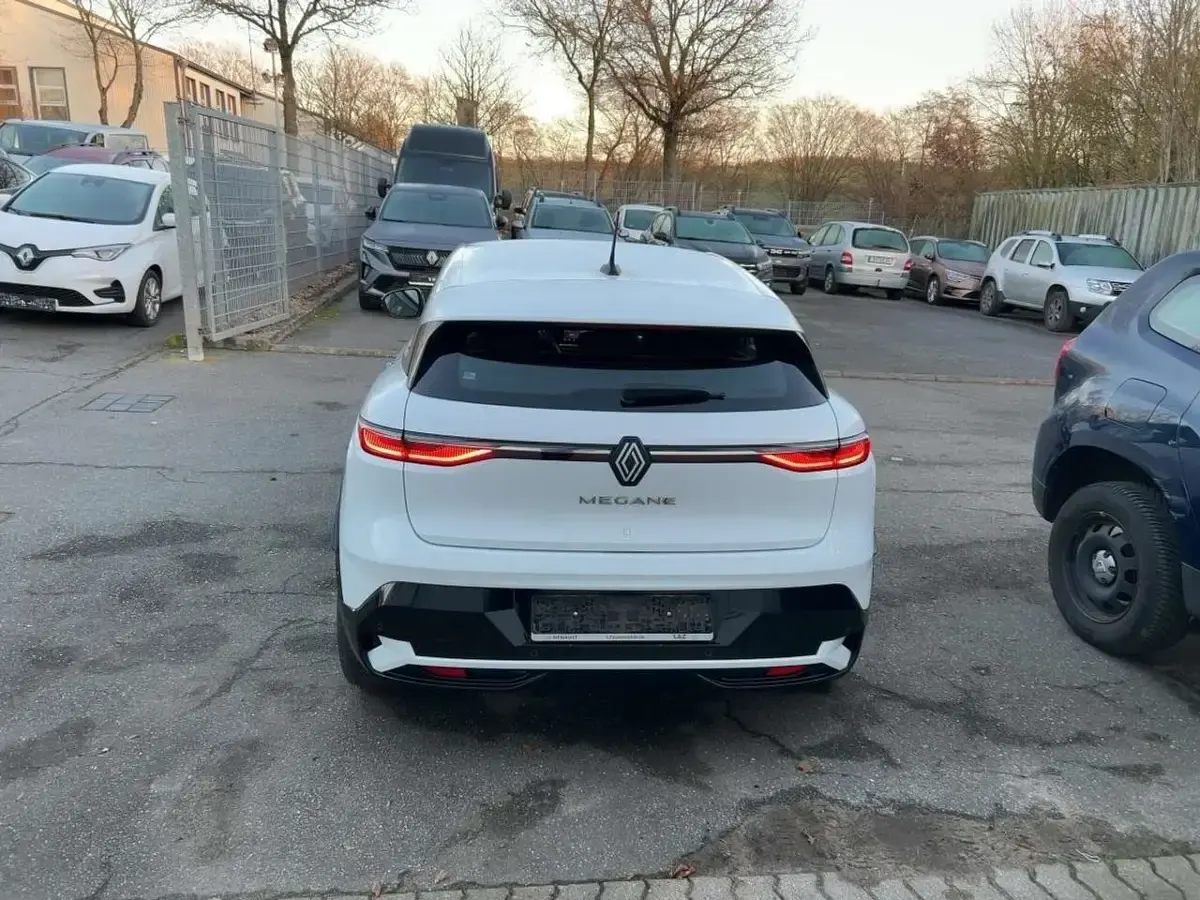 Używany Renault Megane E-Tech Equilibre 96 kW (131 KM) 2022 Biały Sedan/Limuzyna