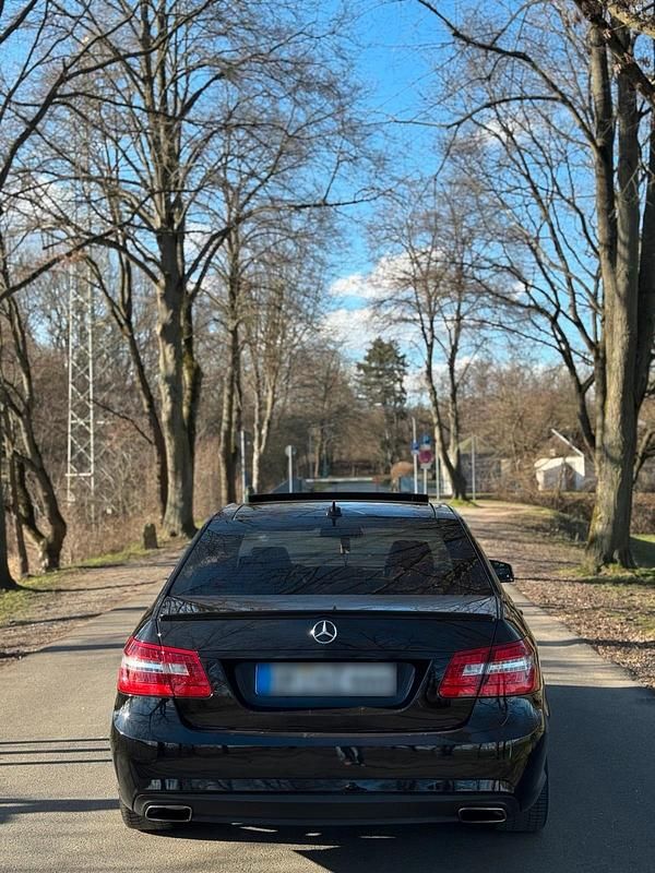 Gebraucht Mercedes E350 AMG 265 PS (194 kW) 2011 Schwarz Limousine