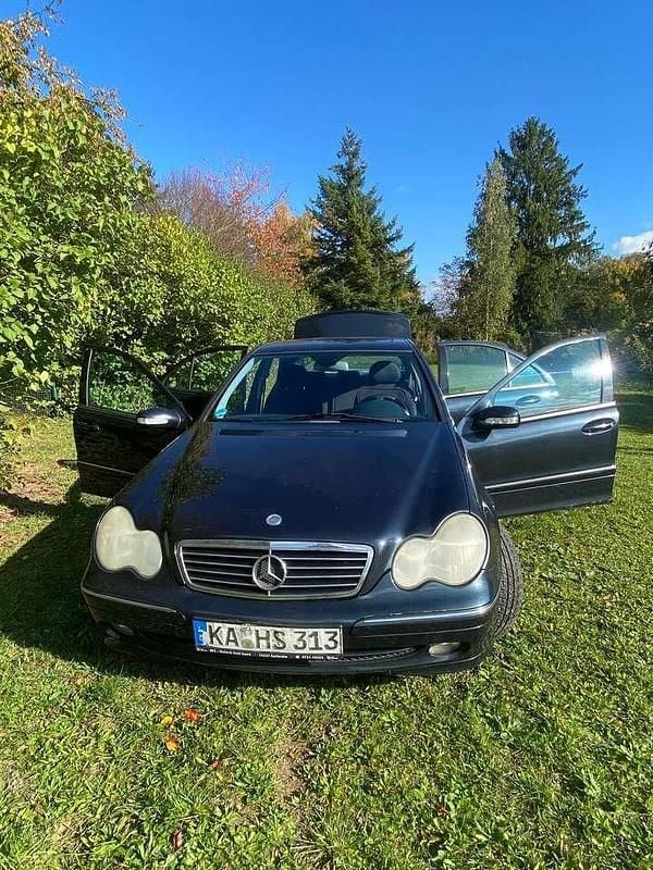 Blau Gebraucht 2001 Mercedes C200 Avantgarde Limousine | 2.500 € (Fairer Preis) - Bild 1/4