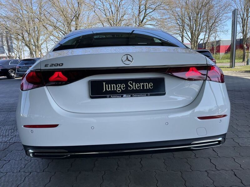 Gebraucht Mercedes E200 Avantgarde 204 PS (150 kW) 2023 Weiß Limousine