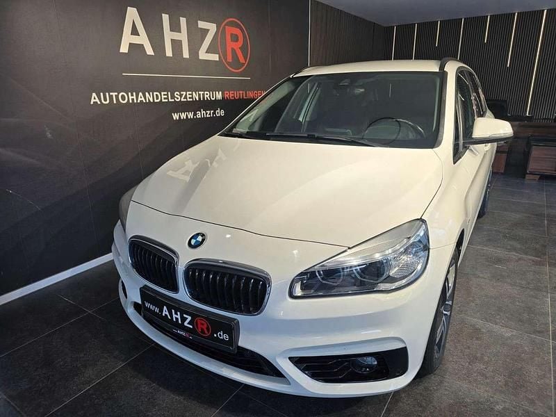 Alpinweiss iii Gebraucht 2017 BMW 220 Active Tourer Sport Line Van / Kleinbus | 13.490 € (Fairer Preis) - Bild 1/4