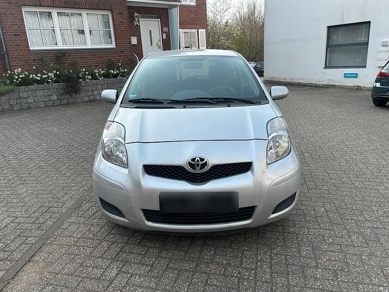 Gebraucht Toyota Yaris 69 PS (50 kW) 2011 Silber Kleinwagen