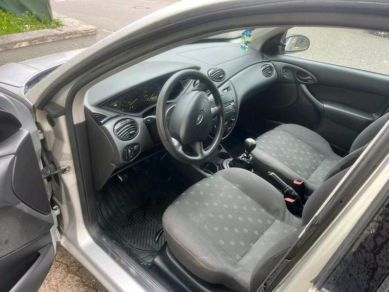 Grau Gebraucht 2003 Ford Focus Kombi | 1.300 € (Teuer) - Bild 1/4