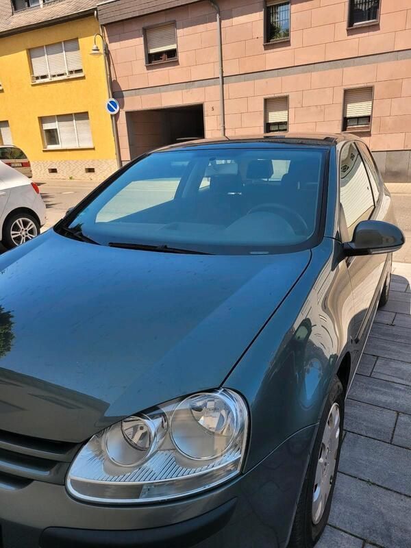 Grau Gebraucht 2004 VW Golf V Kleinwagen | 2.790 € (Fairer Preis) - Bild 1/4