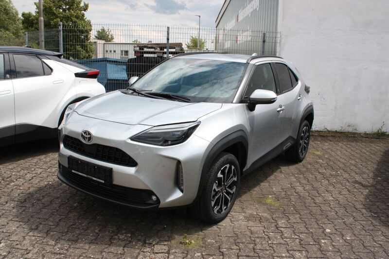 1l0 shimmering silver Neu 2024 Toyota Yaris Cross Team SUV | 29.990 € (Fairer Preis) - Bild 1/4