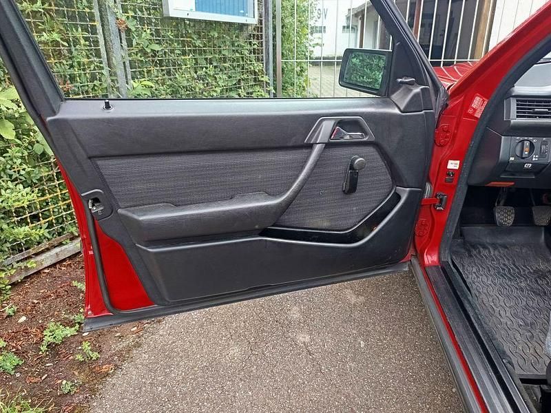 Gebraucht Mercedes E300 109 PS (80 kW) 1987 Rot Limousine