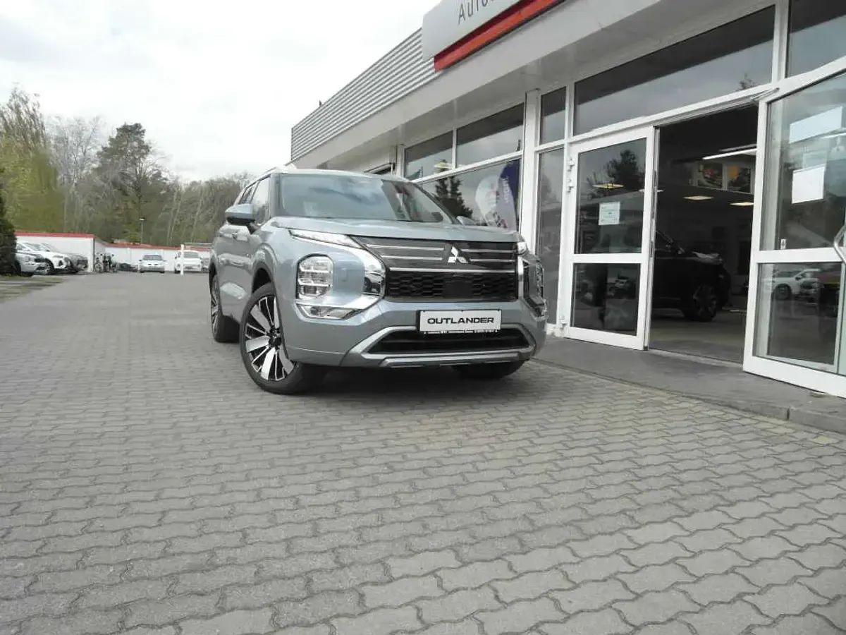 Neu Mitsubishi Outlander P-HEV Intro Edition 306 PS (225 kW) 2025 Schwarz SUV