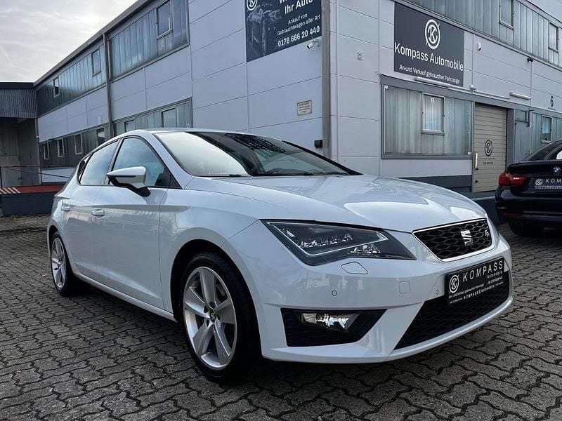 Weiß Gebraucht 2015 Seat Leon FR Limousine | 10.990 € (Guter Preis) - Bild 1/4